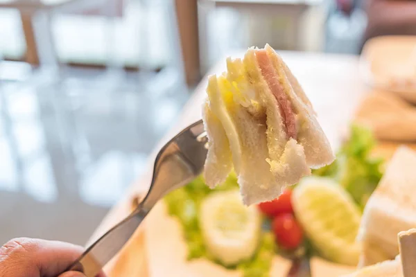 Fatia de presunto queijo ovo sanduíche café da manhã com legumes frescos — Fotografia de Stock