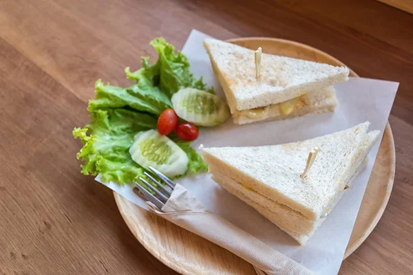 Fatia de presunto queijo ovo sanduíche café da manhã com legumes frescos — Fotografia de Stock