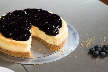 tazelik lezzetli blueberry peynir pasta plaka üzerinde parça 