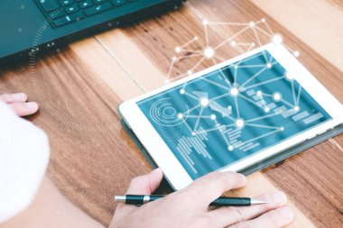 iş teknoloji kavramı, iş elleriyle tablet con kullanın.