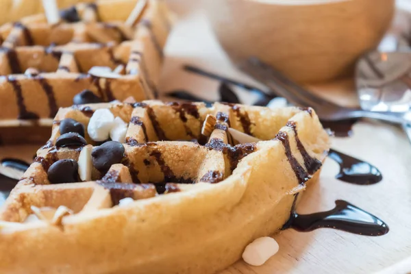 Deliciosa sobremesa doce: waffle caseiro com molho de chocolate — Fotografia de Stock