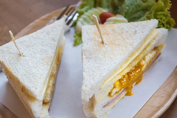 Scheiben Schinken Käse Ei Sandwich Frühstück mit frischem Gemüse — Stockfoto