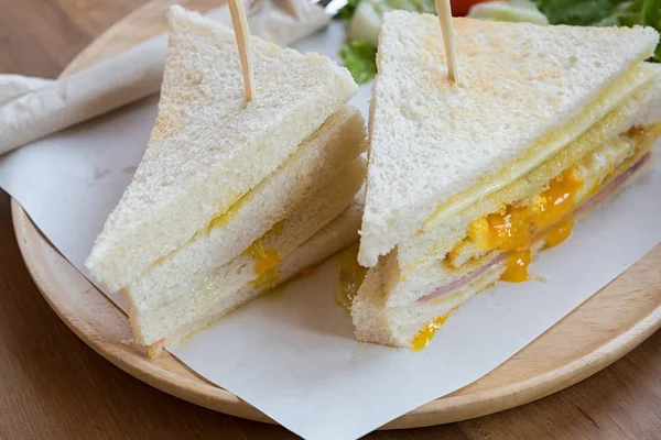 Scheiben Schinken Käse Ei Sandwich Frühstück mit frischem Gemüse — Stockfoto