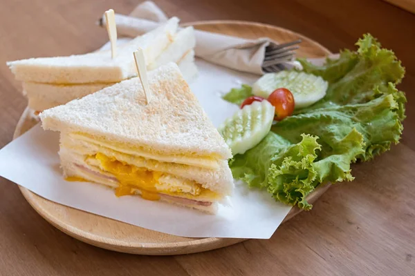 Plasterek szynki ser egg sandwich śniadanie świeże warzywa — Zdjęcie stockowe