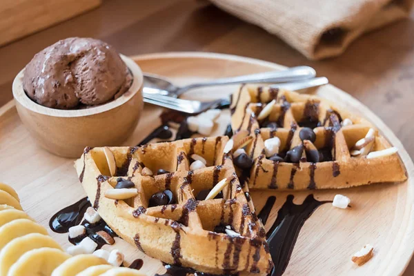 Deliciosa sobremesa doce: waffle caseiro com molho de chocolate — Fotografia de Stock