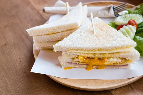 Scheiben Schinken Käse Ei Sandwich Frühstück mit frischem Gemüse — Stockfoto
