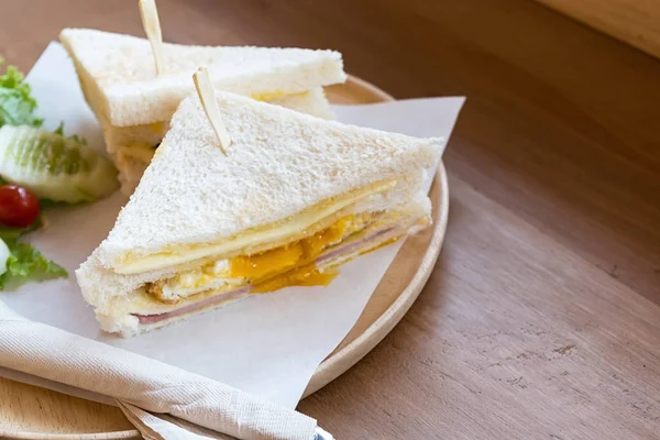 Rebanada jamón queso huevo sándwich desayuno con verduras frescas — Foto de Stock