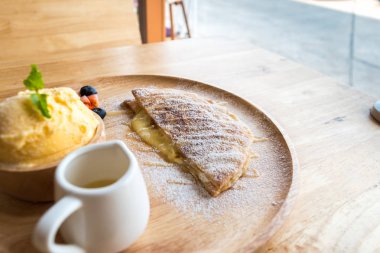 taze tatlı yumuşak vanila roti dondurma, şurup, çilek ile