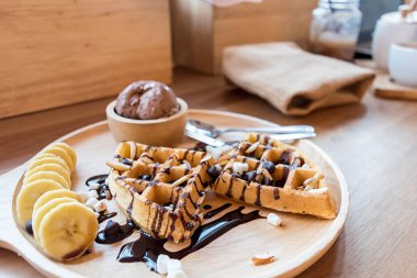 tatlı tatlı: çikolata sosu ile ev yapımı gözleme