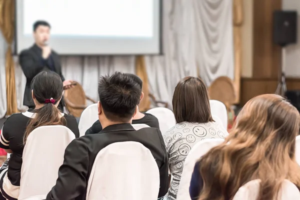 İş kavramı: Asya insanlar iş seminer sunu dinle