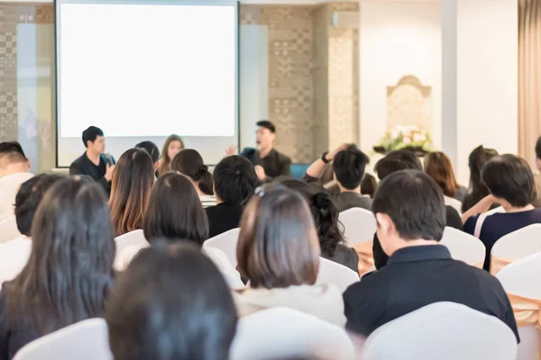 Affärsidé: Asien personer lyssna i business seminarium presenta — Stockfoto