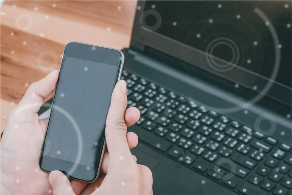 Geschäftstechnologie-Konzept, Geschäftsleute nutzen Smartphone-Verbindung Online-Netzwerkkommunikation auf dem Tisch, selektiver Fokus. — Stockbild Business-Technologie-Konzept, Geschäftsleute Hände verwenden Smart Phon — Stockfoto