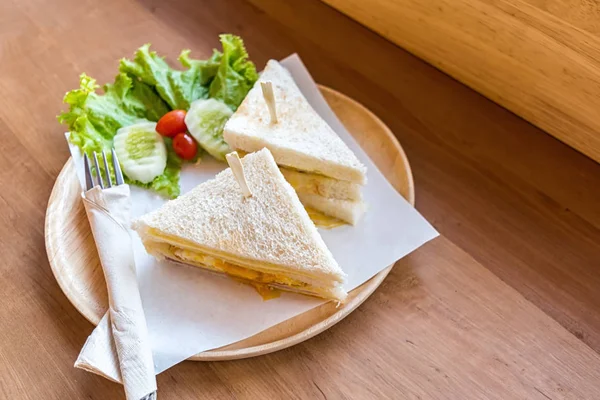 Scheiben Schinken Käse Ei Sandwich Frühstück mit frischem Gemüse — Stockfoto