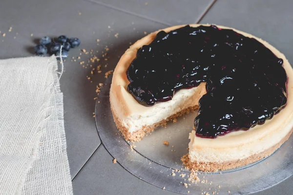 Piece of freshness delicious blueberry cheese cake on plate — Stock Photo, Image