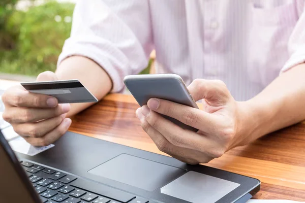 iş para kavramı: online ödeme banka kullanarak adam ele