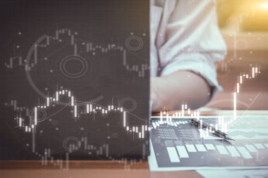iş kavramı ticaret: adam ticaret hisse senedi ve forex laptop yanında bir