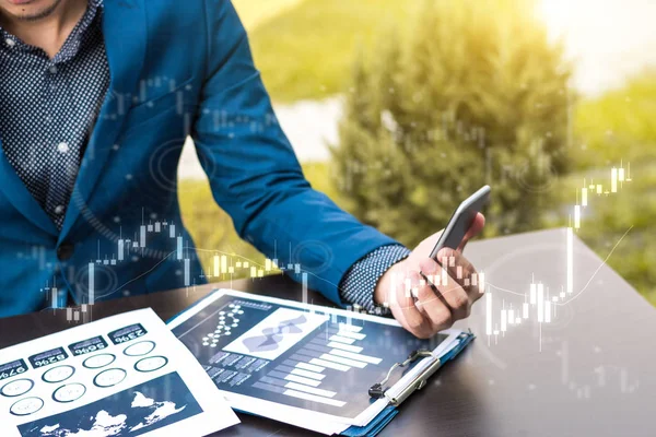 iş kavramı ticaret: adam ticaret hisse senedi ve forex laptop yanında bir