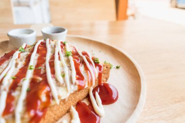 tatlı taze ev yapımı ton balığı ile domates ekmek dilim tost 