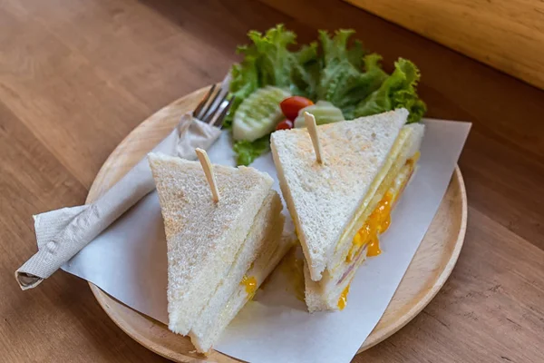 Plasterek szynki ser egg sandwich śniadanie świeże warzywa — Zdjęcie stockowe