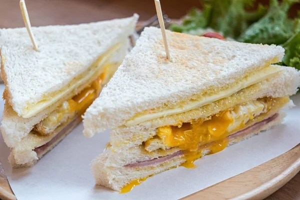 Rebanada jamón queso huevo sándwich desayuno con verduras frescas — Foto de Stock
