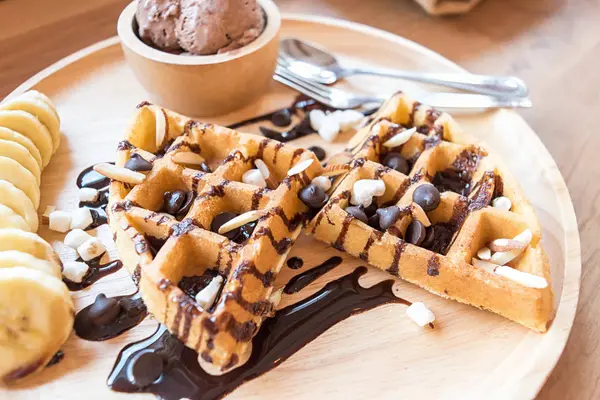 Deliciosa sobremesa doce: waffle caseiro com molho de chocolate — Fotografia de Stock