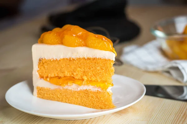 Süße Früchte Dessertspeise, Nahaufnahme frische Scheiben Orangenkuchen mit — Stockfoto