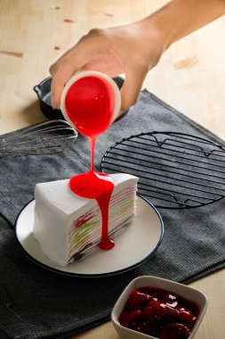 lezzetli tatlı tatlı ekmek gökkuşağı renk Katman krep pasta wi