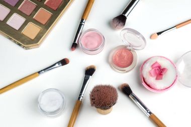 Güzellik kavramı: Kozmetik üstten görünüm beyaz bir tablo. Çalışma alanı,