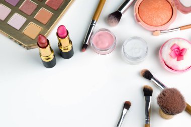 Güzellik kavramı: Kozmetik üstten görünüm beyaz bir tablo. Çalışma alanı,