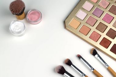 Güzellik kavramı: Kozmetik üstten görünüm beyaz bir tablo. Çalışma alanı,