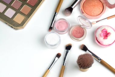 Güzellik kavramı: Kozmetik üstten görünüm beyaz bir tablo. Çalışma alanı,