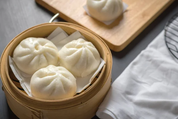 Pães chineses cozidos no vapor em recipiente de madeira, foco seletivo — Fotografia de Stock