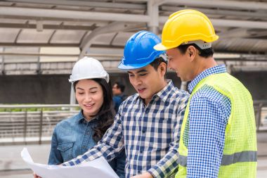 Mühendislik İnşaat kavramı: profesyonel mühendis beni takım