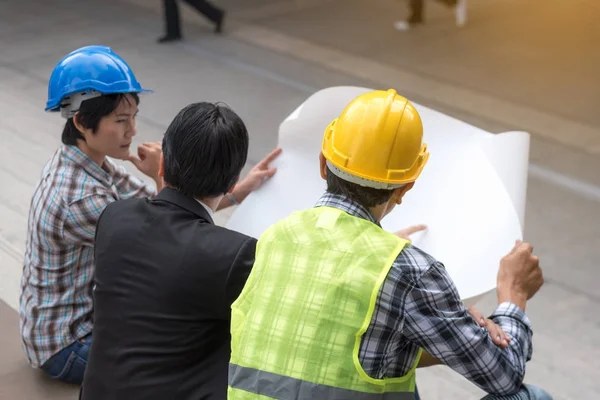 Engineering konstruktion koncept: professionell ingenjör team mig — Stockfoto