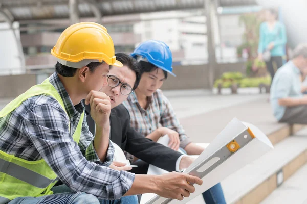 Engineering konstruktion koncept: professionell ingenjör team mig — Stockfoto