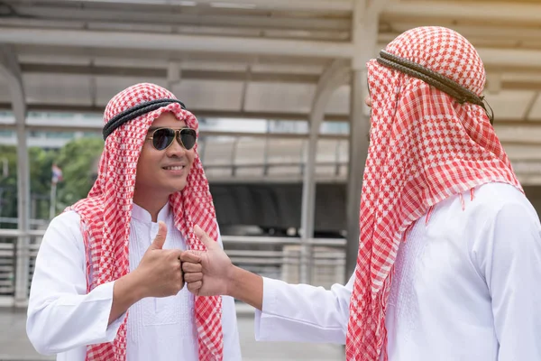 Концепция успеха бизнеса: арабские бизнесмены встречаются с командой — стоковое фото
