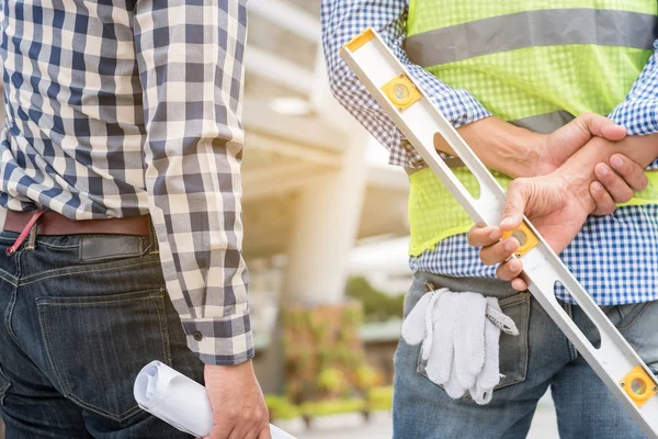 Concepto de construcción de ingeniería: equipo profesional de ingenieros me — Foto de Stock