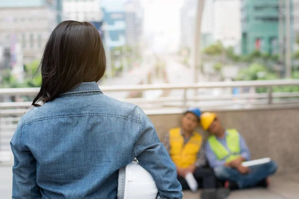 Succès patron concept : femme ingénieur debout paresseux contremaître slee — Photo