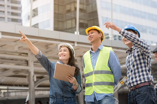 Engineering konstruktion koncept: professionell ingenjör team mig — Stockfoto