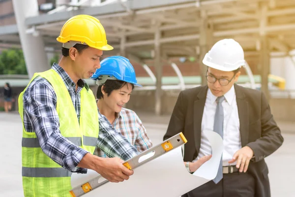 Engineering konstruktion koncept: professionell ingenjör team mig — Stockfoto