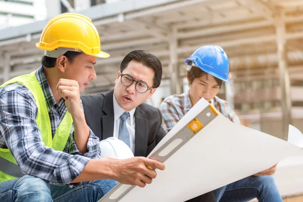 Engineering konstruktion koncept: professionell ingenjör team mig — Stockfoto