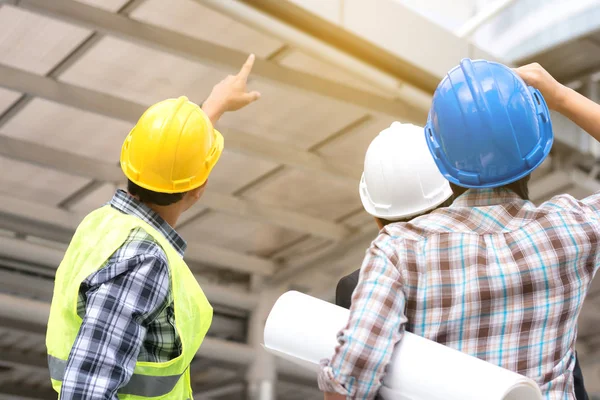 Conceito de construção de engenharia: equipe de engenheiro profissional me — Fotografia de Stock