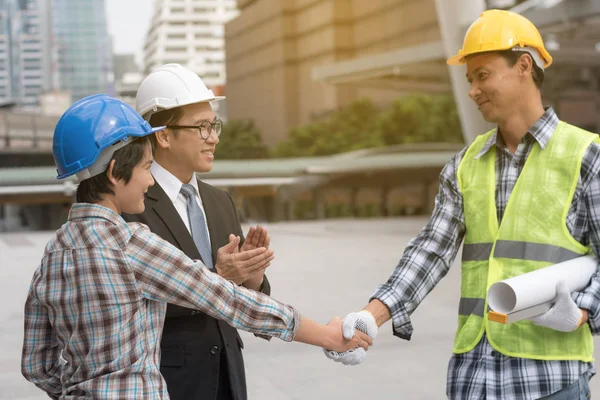 Concepto de construcción de ingeniería: equipo profesional de ingenieros me — Foto de Stock