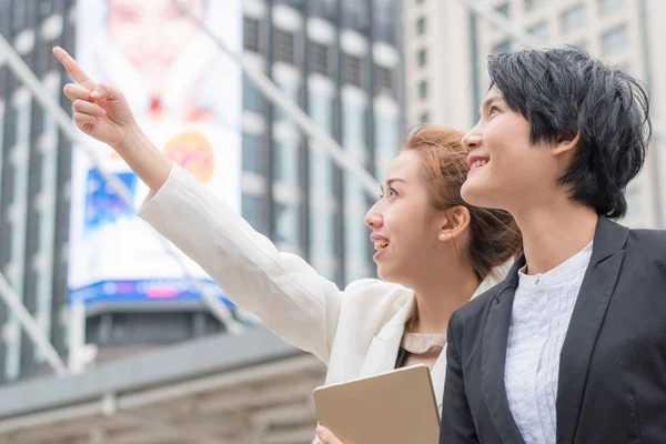 Framgång affärsidé: professionell verksamhet kvinnor lyckliga wor — Stockfoto