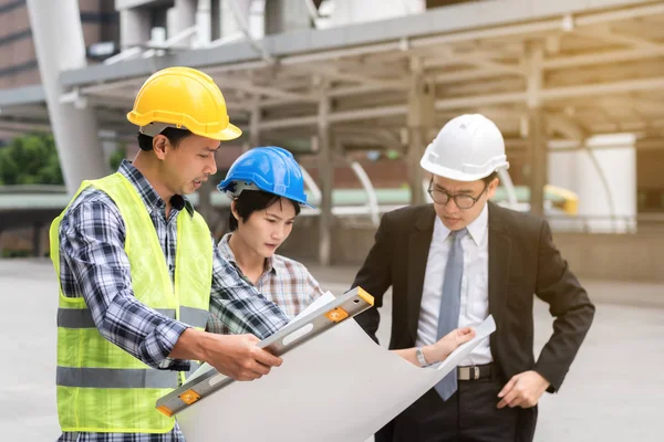 Engineering konstruktion koncept: professionell ingenjör team mig — Stockfoto