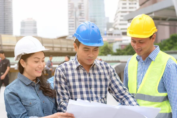 Engineering konstruktion koncept: professionell ingenjör team mig — Stockfoto