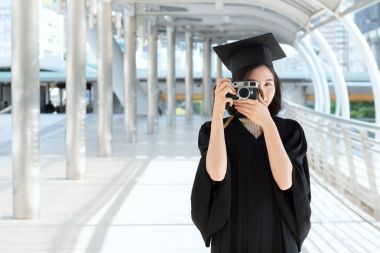 Eğitim kavramı: mutluluk genç kadın Üniversitesi mezun oldu