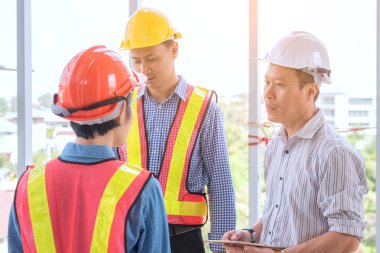 Mühendislik İnşaat ekip çalışması kavramı: profesyonel enginee