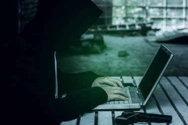 bilgisayar güvenlik kavramı: dijital cyber hacker dizüstü stea kullanın