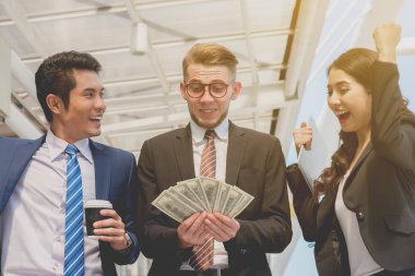 başarılı bir tüccar kavramı: işadamı mutlu m büyümeye yatırım,